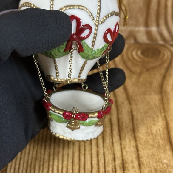 Avon Holiday Treasures Pircelain Musical Ornament Hot Air Balloon 2002 - Picture 4 of 14